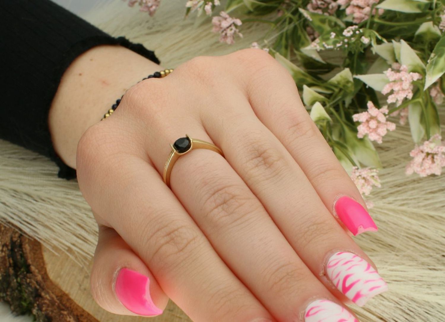 Złoty pierścionek damski PI 6775A próby 585 z czarną cyrkonią 5 mm. Szerokość szyny 1 mm, waga 2,00 g. Elegancka i subtelna biżuteria dla kobiet z charakterem.1.jpg